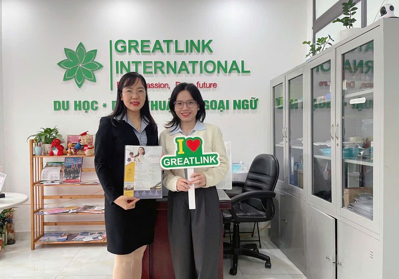 Welcoming a Crown Institute representative to Greatlink